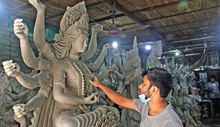 সিরাজগঞ্জে দূর্গার প্রতিমা তৈরির ব্যস্ততায় দিন কাটাচ্ছে 