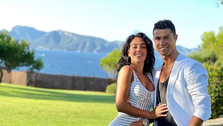 রোনালদো দিলেন ১ কোটি ২০ লাখ টাকার উপহার, বাকরুদ্ধ জর্জিনা