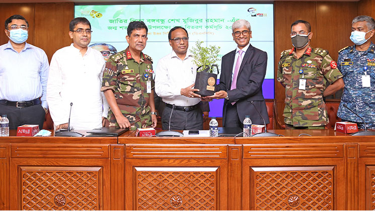 বঙ্গবন্ধুর জন্মশতবার্ষিকী উপলক্ষ্যে ডিএনসিসি'র সাথে লংকাবাংলার বৃক্ষ বিতরণ কর্মসূচি