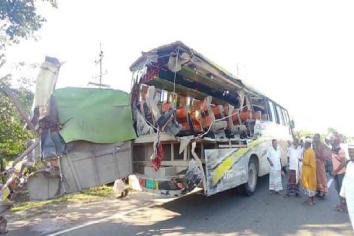 বাস ও ট্রাকের সংঘর্ষে নিহত ৬