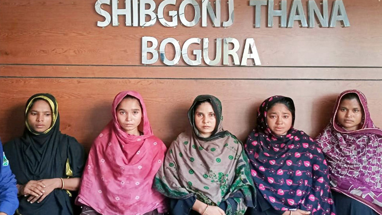 টিকা নেওয়ার সময় চেইন ছিনতাই, ৫ নারী গ্রেপ্তার