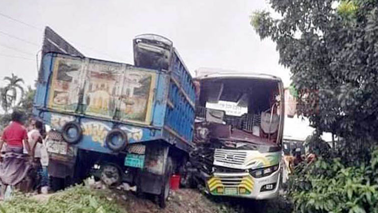 তারাকান্দায় বাস-ট্রাক সংর্ঘষে আহত ১০