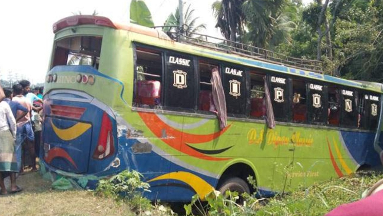 সাতক্ষীরায় যাত্রীবাহী বাস খাদে নিহত ১