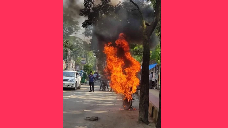 ৪০০০ টাকার পর আরও ১০০০ টাকার মামলা, ক্ষুদ্ধ হয়ে বাইকে আগুন