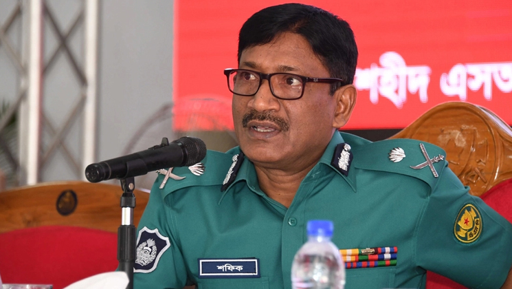 মেয়াদ বাড়ছে ডিএমপি কমিশনারের