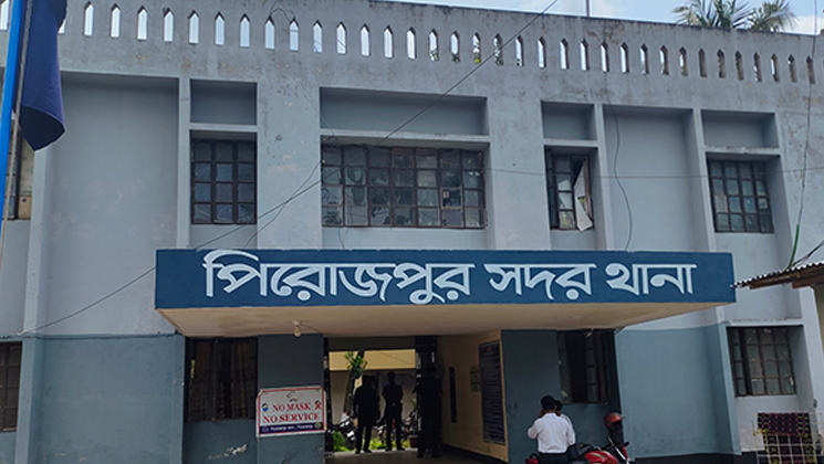 স্ত্রীকে কুপিয়ে হত্যার পরে মেয়েকে নিয়ে থানায় স্বামী