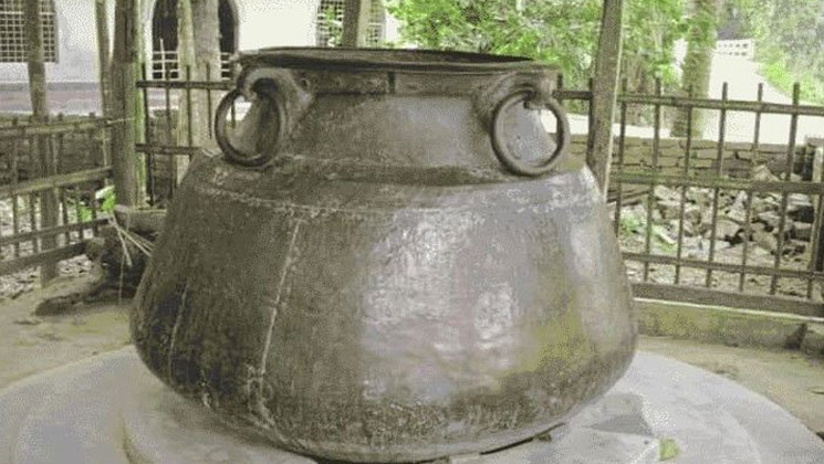 চুরি হয়ে গেল বিশাল আকৃতির প্রাচীন ডেগ