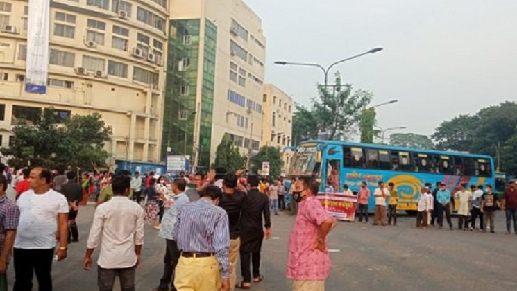 শাহবাগে সড়ক অবরোধ, তীব্র যানজট