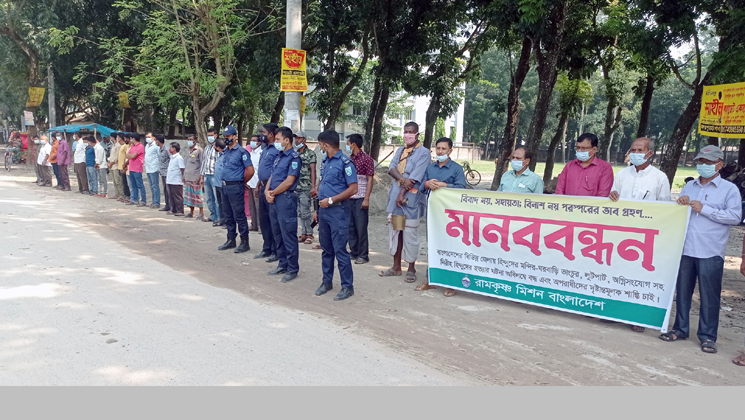 হিন্দুদের ওপর হামলার প্রতিবাদে ফুলবাড়ীতে নিরব মানববন্ধন