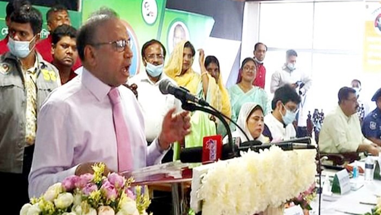 বক্তব্যের সময় অতিথিরা গল্প করায় মন্ত্রীর মঞ্চত্যাগ