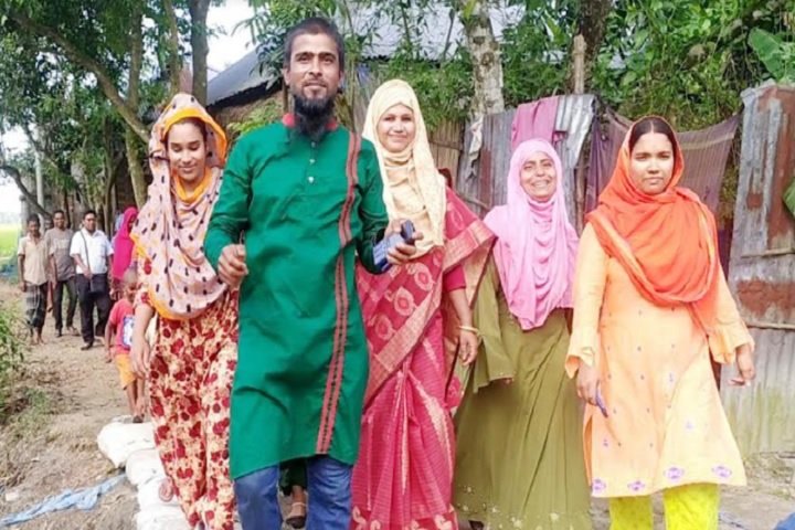 তিন বউকে নিয়ে নির্বাচনী মাঠে