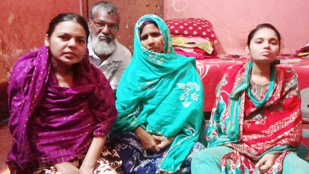দুই প্রতিবন্ধী মেয়ের চিকিৎসায় নিঃস্ব আব্দুল লতিফ