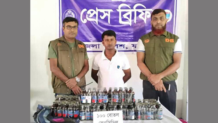 যশোর ডিবির অভিযানে ফেনসিডিল সহ চিহ্নিত মাদক ব্যবসায়ী গ্রেফতার ১