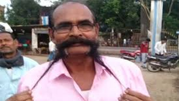 নাকের নিচে তিন ফুট গোঁফ