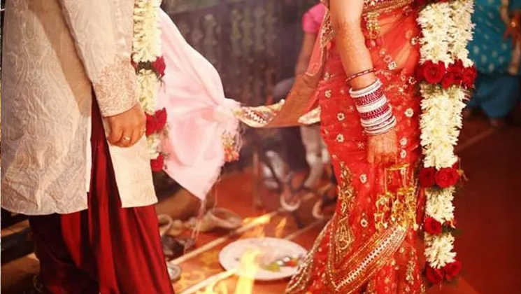 নিজের স্ত্রী কে প্রেমিকের সাথে বিয়ে দিলেন স্বামী