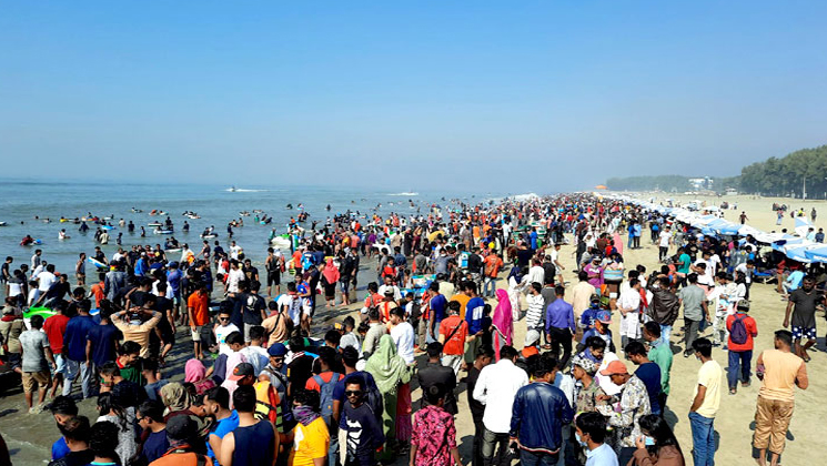 ছুটির দিনে কক্সবাজার সৈকতে লাখো পর্যটক