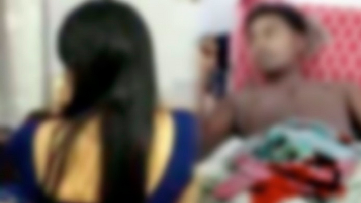 প্রেমিককে নিয়ে স্বামীর গলায় ছুরি চালালো স্ত্রী