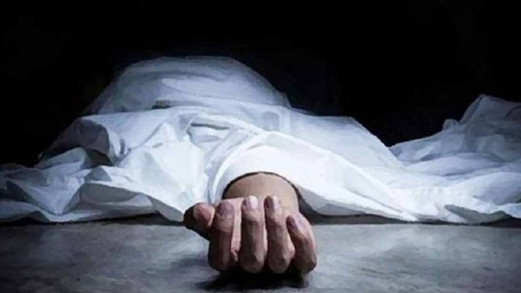 প্রেমিকার সামনেই প্রেমিকের আত্মহত্যা