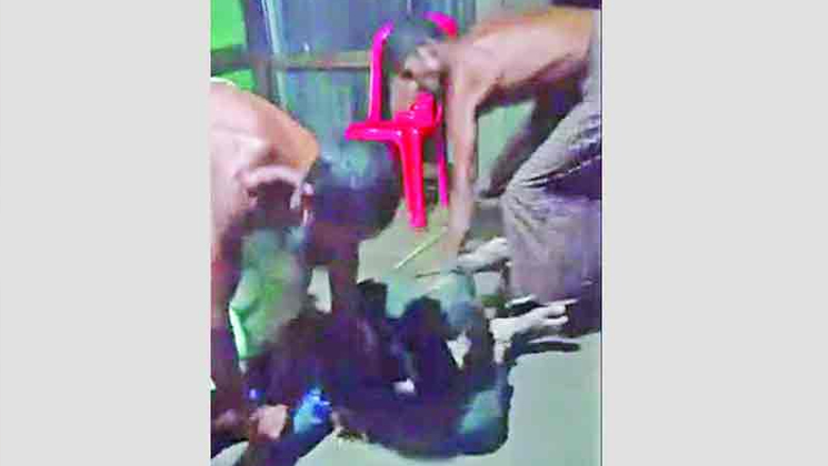 চুরির অপবাদে কিশোরকে শিকলে বেঁধে নির্যাতন