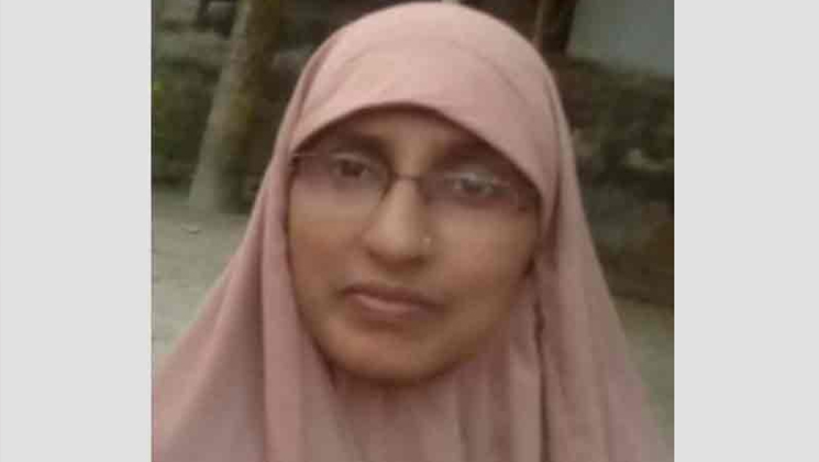 স্বামীর মোটরসাইকেল থেকে পড়ে প্রাণ গেল স্কুলশিক্ষিকার