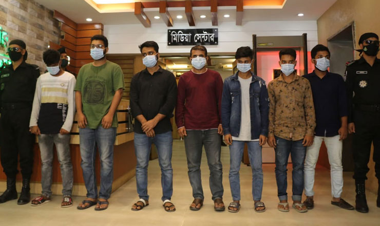 বিটিআরসির অভিযানে ভিভো, রেডমি, রিয়েলমি'র ৩০৯টি অবৈধ ফোনসহ গ্রেফতার ৭