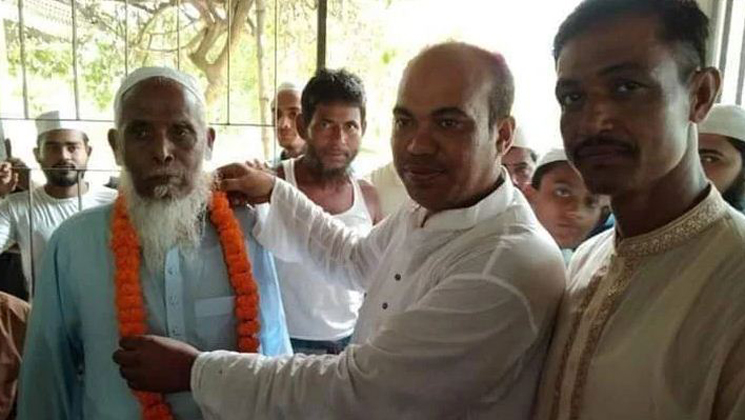 ওয়াদা পূরণ করলেন পরাজিত প্রার্থী, বিজয়ী প্রার্থীকে ফুল দিয়ে বরণ