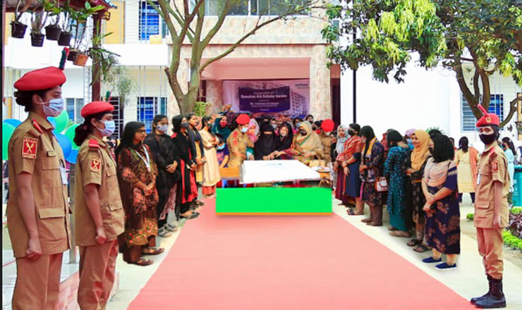 এভাবেও পিতা মাতাকে সম্মান জানানো যায়!