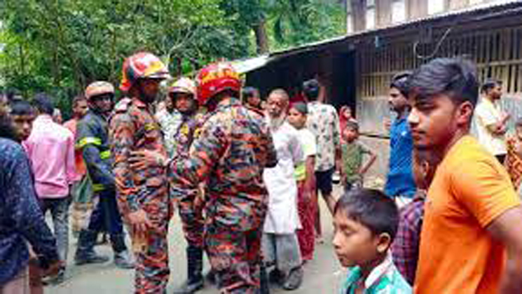 হঠাৎ জ্বলে উঠছে আগুন, আতঙ্কে এলাকাবাসী