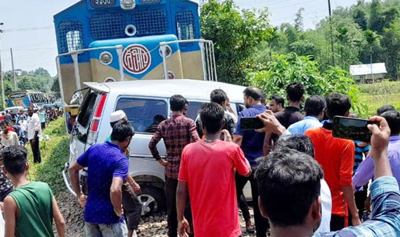 গাড়িতে চলন্ত ট্রেনের ধাক্কা, প্রাণে বাঁচলেন বৈজ্ঞানিক কর্মকর্তারা