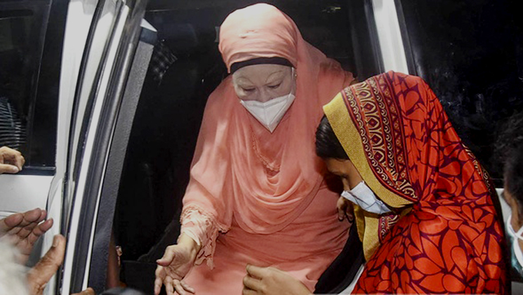 খালেদা জিয়ার বিদেশ যাওয়া নিয়ে বিতর্ক