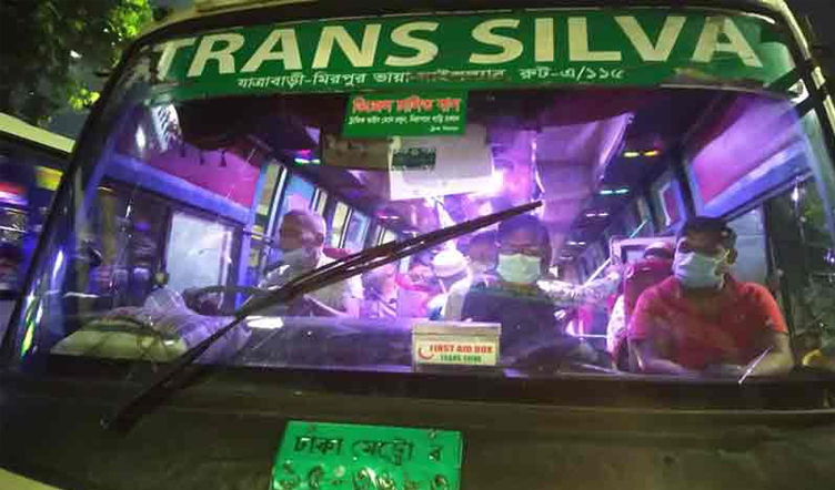 ৯৯৯-এ যাত্রীর ফোন, গাড়ি আটকিয়ে মামলা করল পুলিশ
