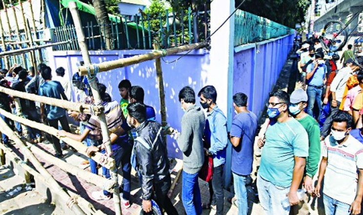 মাঠে ফিরছে দর্শক আজ