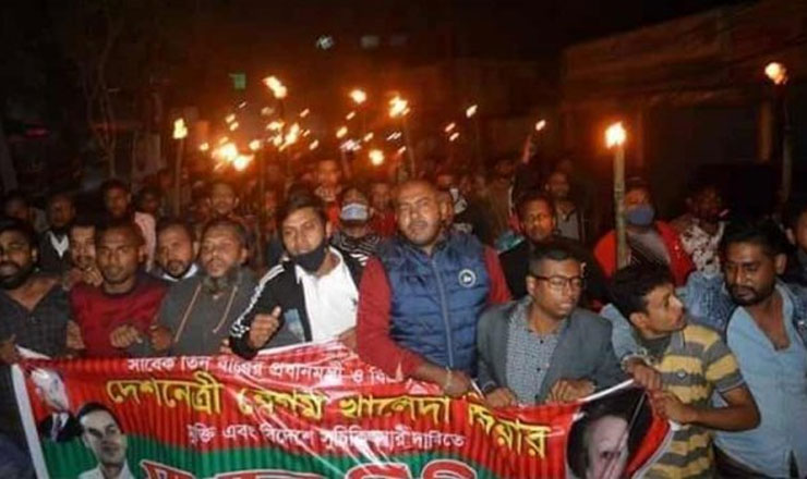 শহরের বিদ্যুৎ সংযোগ বন্ধ করে যুবদলের মশাল মিছিল!