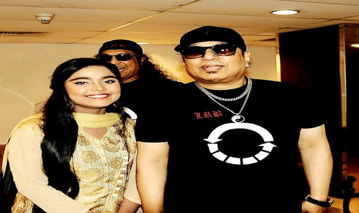 গান গেয়ে টাকা তুলে বাঁচিয়েছিলেন মাকে, আজ সেই শারমিনই মৃত্যুশয্যায়