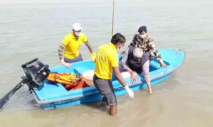 ইলিশের গায়ে চিহ্ন দিয়ে উজানে ছেড়ে দিচ্ছে ভারত 