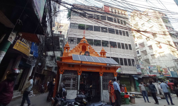  তাঁতিবাজারের সিদ্ধেশ্বরী বাসুদেব মন্দিরের আশেপাশেই রয়েছে বেশ কয়েকটি নিরামিষ হোটেল
