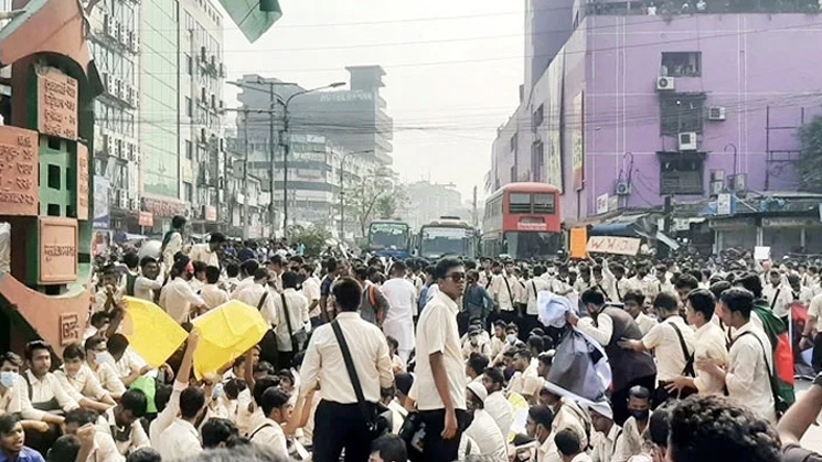 ৪৮ ঘণ্টার আলটিমেটাম দিয়ে সড়ক ছাড়ল শিক্ষার্থীরা