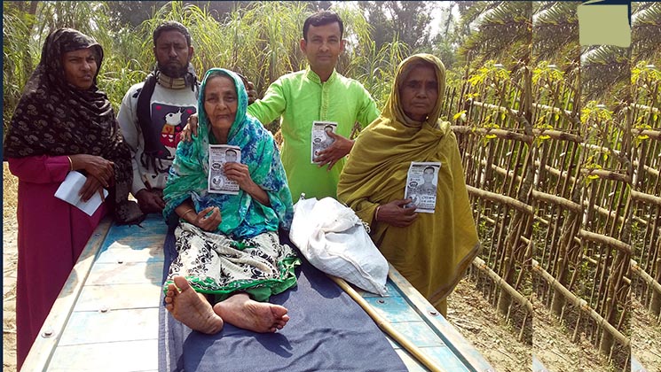 বাগাতিপাড়ায় পঙ্গু মা ছেলের জন্য বাড়ি বাড়ি ঘুরে ভোট চাইছেন