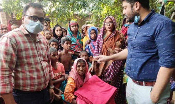 ৫ বছর ধরে ময়লার ভাগাড়ে বৃদ্ধা, ছেলের ঘরে তুলে দিলেন ইউএনও