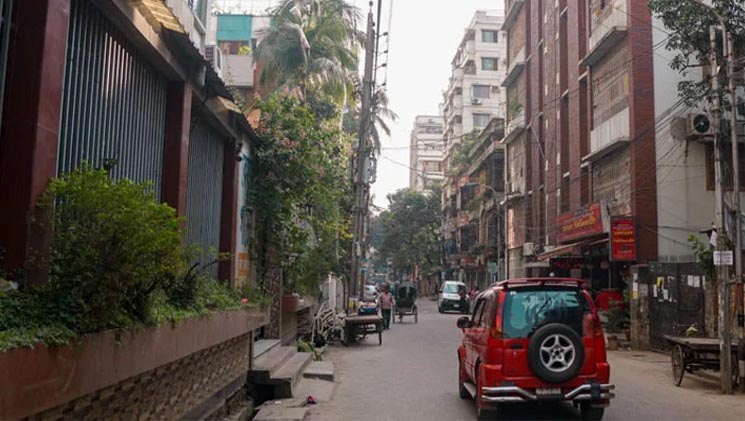ভবন থেকে রাস্তায় ছুড়ে ফেলা নবজাতকের মৃত্যু
