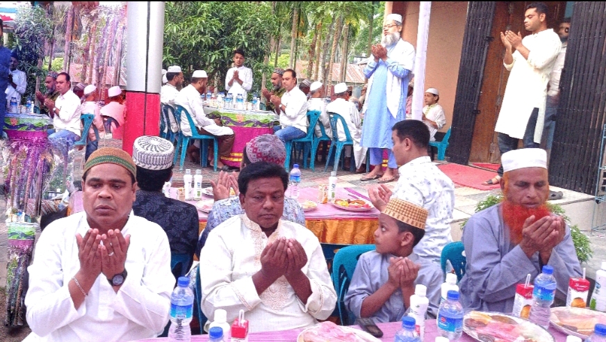 তাহেরপুরে ইমাম, মুয়াজ্জিন ও খাদেমদের ঈদ উপহার দিলেন মেয়র কালাম 