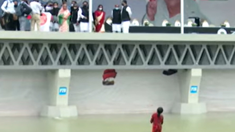 পানিতে নেমে প্রধানমন্ত্রীকে যা বলেছিলেন সেই তরুণী