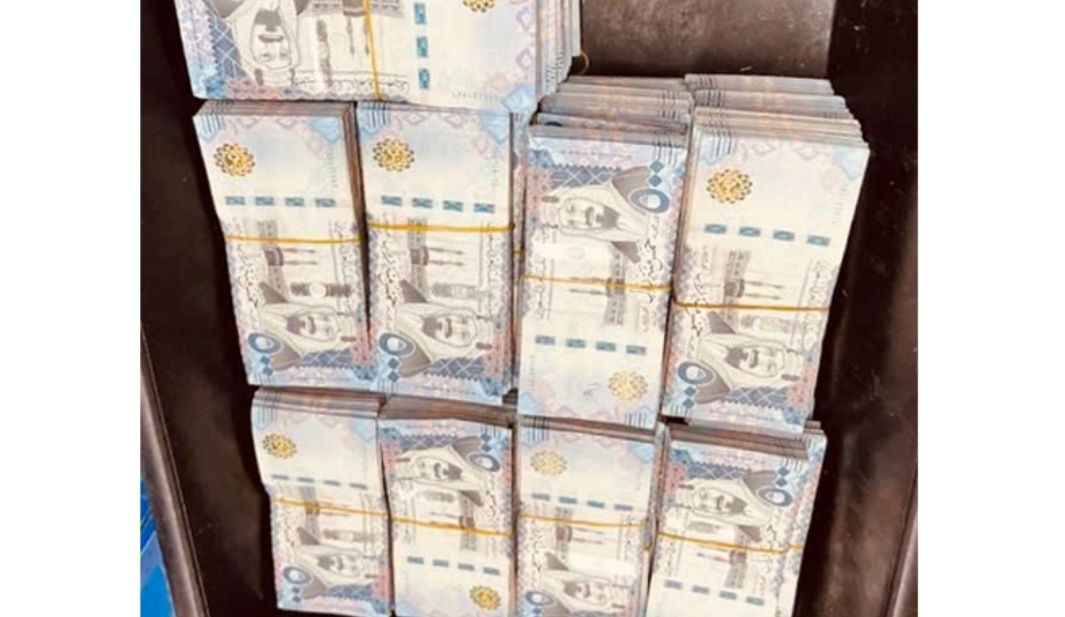 বিমানবন্দরে ৬ কোটি টাকা মূল্যের সৌদি রিয়াল জব্দ, যাত্রী উধাও