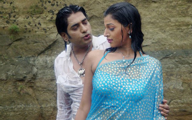 নায়িকাকে জড়িয়ে না ধরার শর্তে হলিউডে কাজ করবেন অনন্ত