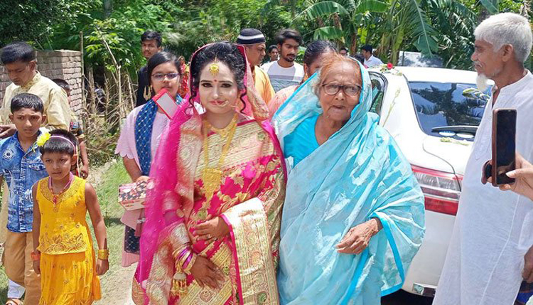 বরের বাড়িতে বিয়ে করতে এলেন কনে