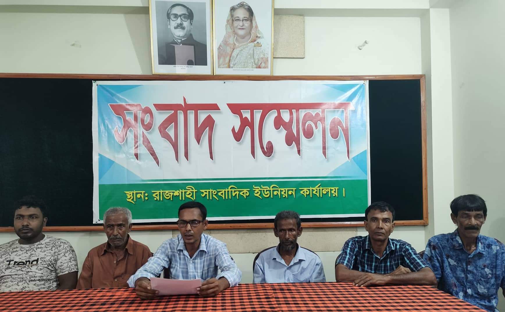 রাজশাহীতে পুলিশ কর্মকর্তার বিরুদ্ধে জমি দখলের অভিযোগ