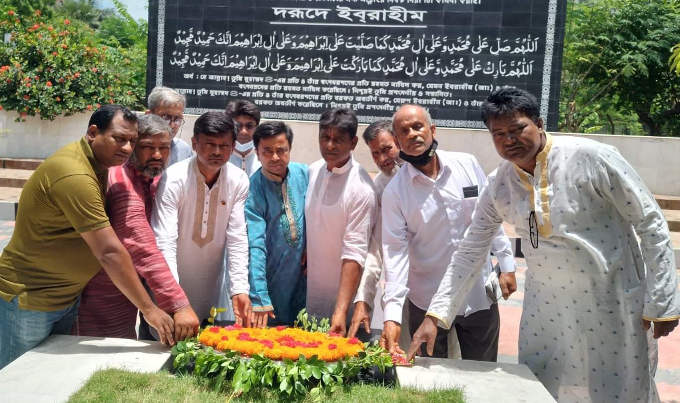 শহীদ এএইচএম কামারুজ্জামানের কবরে বাগমারা উপজেলা কৃষকলীগের শ্রদ্ধা নিবেদন