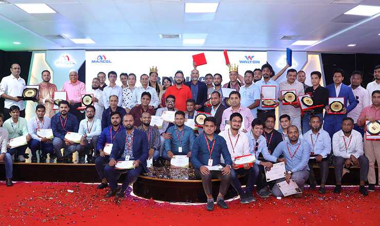 ছবি: ওয়ালটন হাই-টেক ইন্ডাস্ট্রিজ পিএলসির এমডি ও সিইও গোলাম মুর্শেদসহ ঊর্ধ্বতন কর্মকর্তাদের সঙ্গে ‘ব্র্যান্ডিং হিরোজ’ পুরস্কারপ্রাপ্তরা।