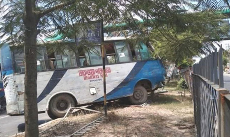 এবার বাস থেকে স্বামীকে ফেলে দিয়ে স্ত্রীকে গণধর্ষণ