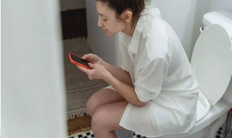 বাথরুমে ফোন ব্যবহার মানে নিজের বিপদ ডেকে আনা